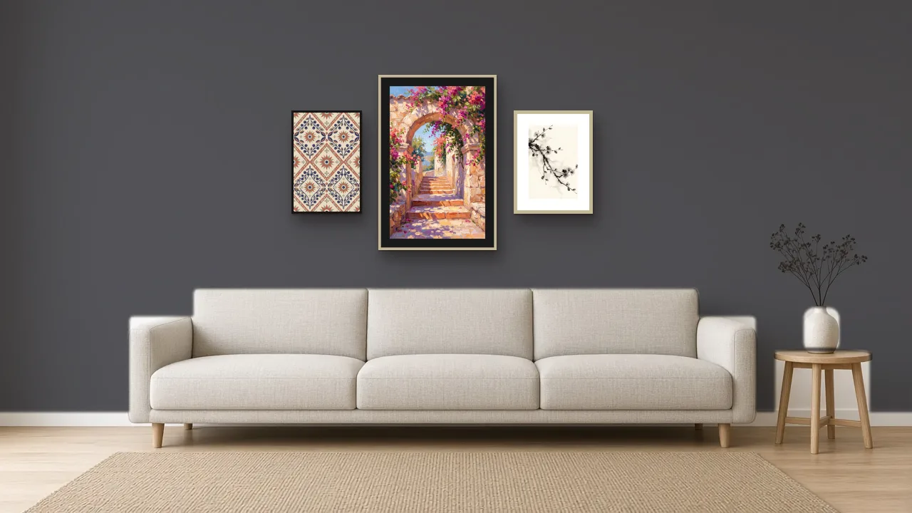Mur avec plusieurs tableaux encadrés de tailles différentes au-dessus d’une table